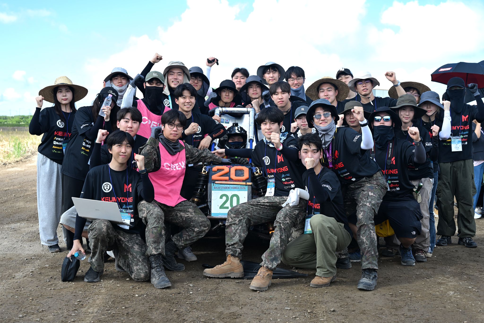 2026 KSAE Baja 대회에서 차량과 함께한 MECar 팀원들